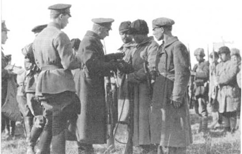 Cappello Kolchak con coccarda, indossato da un soldato premiato (1919) Image